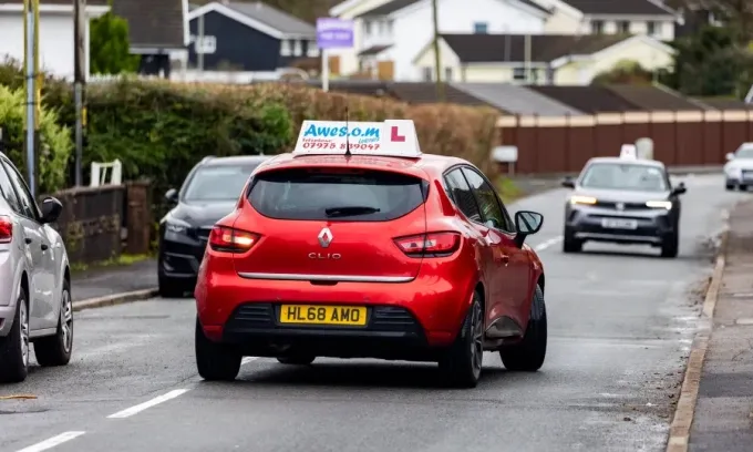 Gian lận thi bằng l&aacute;i ở Anh tăng 47%, xuất hiện chi&ecirc;u thu&ecirc; người thi hộ v&agrave; d&ugrave;ng tai nghe Bluetooth- Ảnh 1.