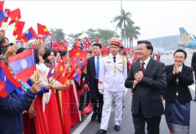 Tổng Bí thư, Chủ tịch nước Lào Thongloun Sisoulith và Phu nhân bắt đầu thăm cấp Nhà nước tới Việt Nam - Ảnh 3.