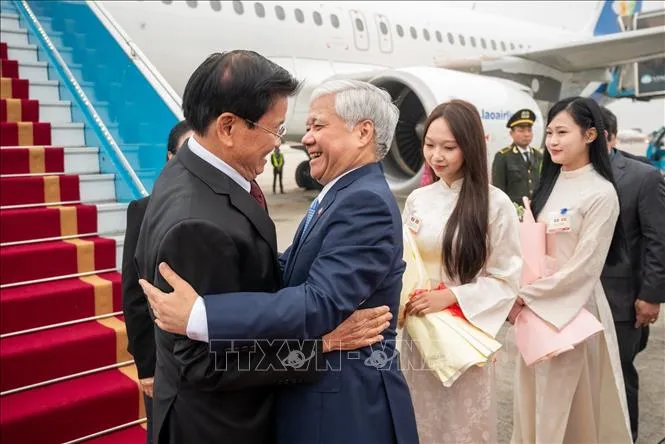 Tổng Bí thư, Chủ tịch nước Lào Thongloun Sisoulith và Phu nhân bắt đầu thăm cấp Nhà nước tới Việt Nam - Ảnh 1.