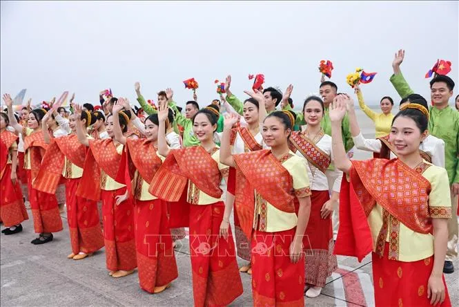 Tổng Bí thư, Chủ tịch nước Lào Thongloun Sisoulith và Phu nhân bắt đầu thăm cấp Nhà nước tới Việt Nam - Ảnh 4.