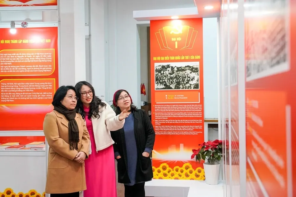 Gần 800 h&igrave;nh ảnh, tư liệu tại Triển l&atilde;m &ldquo;Đảng Cộng sản Việt Nam qua c&aacute;c kỳ Đại hội&rdquo; - Ảnh 4.