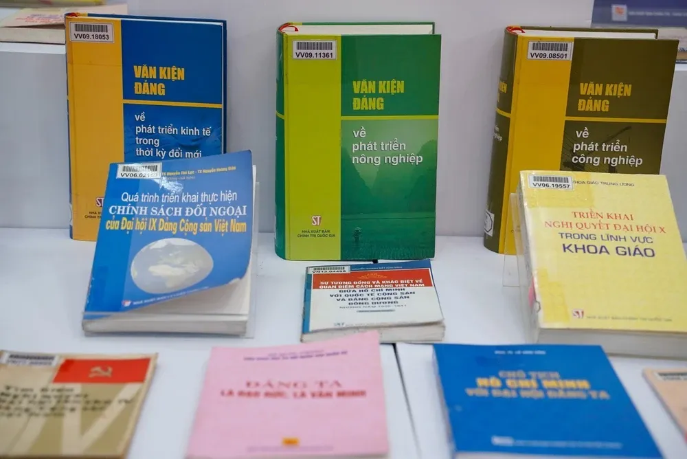 Gần 800 h&igrave;nh ảnh, tư liệu tại Triển l&atilde;m &ldquo;Đảng Cộng sản Việt Nam qua c&aacute;c kỳ Đại hội&rdquo; - Ảnh 3.