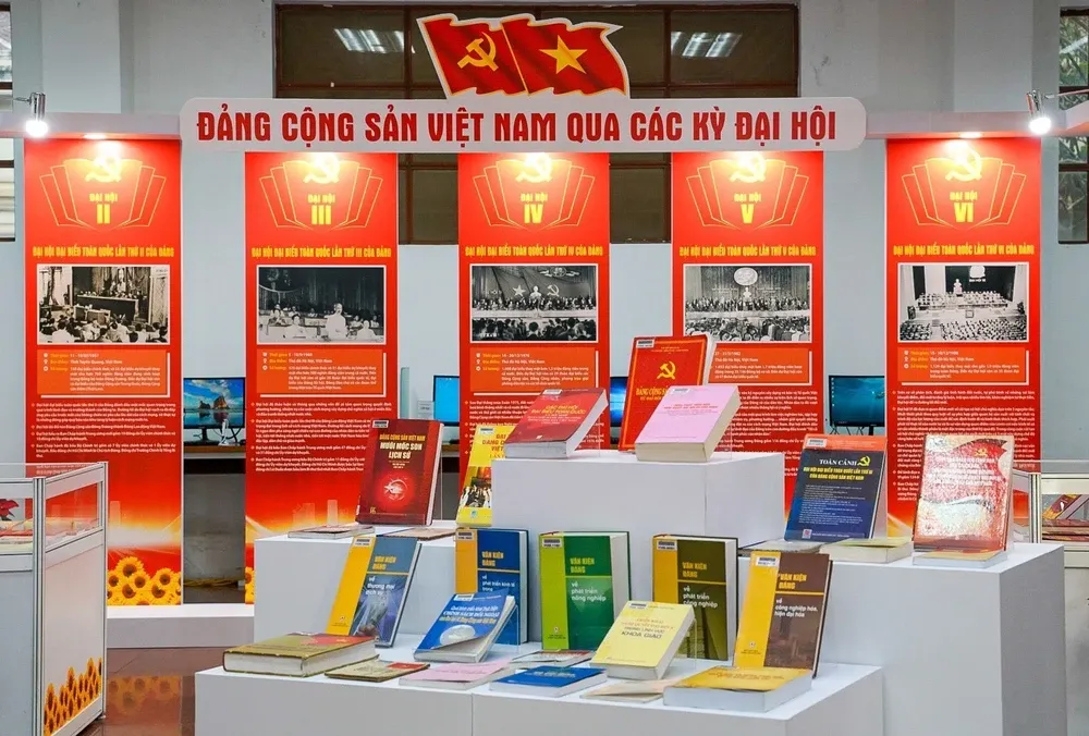 Gần 800 h&igrave;nh ảnh, tư liệu tại Triển l&atilde;m &ldquo;Đảng Cộng sản Việt Nam qua c&aacute;c kỳ Đại hội&rdquo; - Ảnh 1.