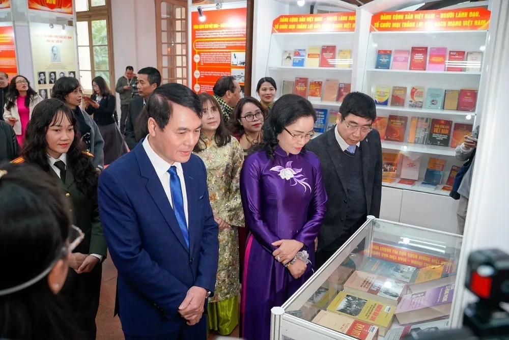 Gần 800 h&igrave;nh ảnh, tư liệu tại Triển l&atilde;m &ldquo;Đảng Cộng sản Việt Nam qua c&aacute;c kỳ Đại hội&rdquo; - Ảnh 2.