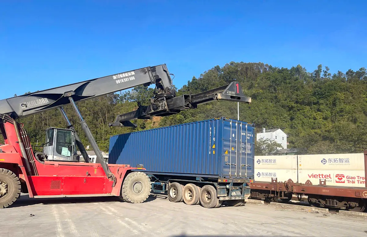 Hơn 2.900 đoàn tàu hàng liên vận quốc tế qua ga Đồng Đăng trong năm 2025 - Ảnh 1.