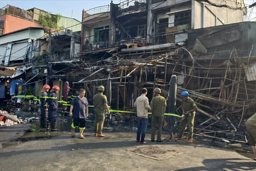 Cháy lớn ở TP Hồ Chí Minh, 4 căn nhà bị thiêu rụi - Ảnh 3.