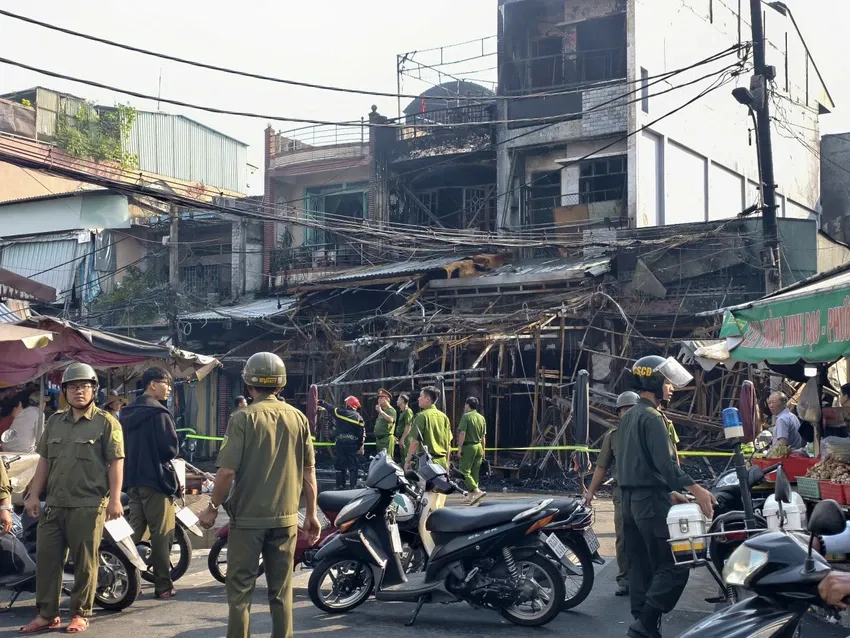 Cháy lớn ở TP Hồ Chí Minh, 4 căn nhà bị thiêu rụi - Ảnh 4.