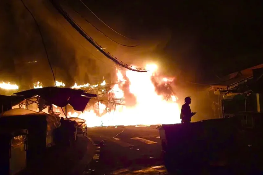 Cháy lớn ở TP Hồ Chí Minh, 4 căn nhà bị thiêu rụi - Ảnh 1.