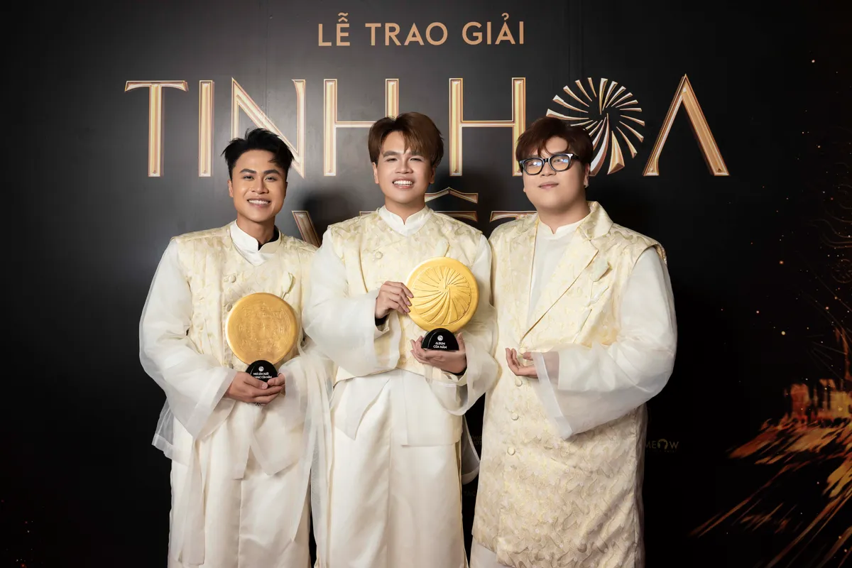 "Mưa đỏ" tiếp tục chuỗi thành tích tại giải Tinh hoa Việt 2025- Ảnh 4. "Mưa đỏ" tiếp tục chuỗi thành tích tại giải Tinh hoa Việt 2025- Ảnh 4.