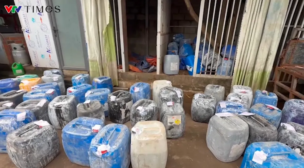 TP Hồ Chí Minh: Triệt phá đường dây ngâm thịt ốc bằng hóa chất công nghiệp quy mô đặc biệt lớn- Ảnh 1. TP Hồ Chí Minh: Triệt phá đường dây ngâm thịt ốc bằng hóa chất công nghiệp quy mô đặc biệt lớn- Ảnh 1.