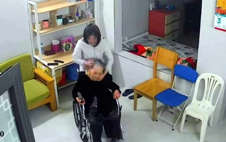 Khởi tố nữ giúp việc bạo hành cụ bà ở Hà Nội- Ảnh 3. Khởi tố nữ giúp việc bạo hành cụ bà ở Hà Nội- Ảnh 3.