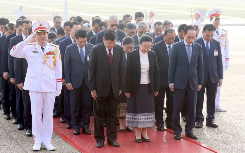 Tổng Bí thư, Chủ tịch nước Lào Thongloun Sisoulith và Phu nhân cùng Đoàn đại biểu cấp cao Đảng, Nhà nước Lào đã đến đặt vòng hoa, vào Lăng viếng Chủ tịch Hồ Chí Minh. (Ảnh: An Đăng/TTXVN)