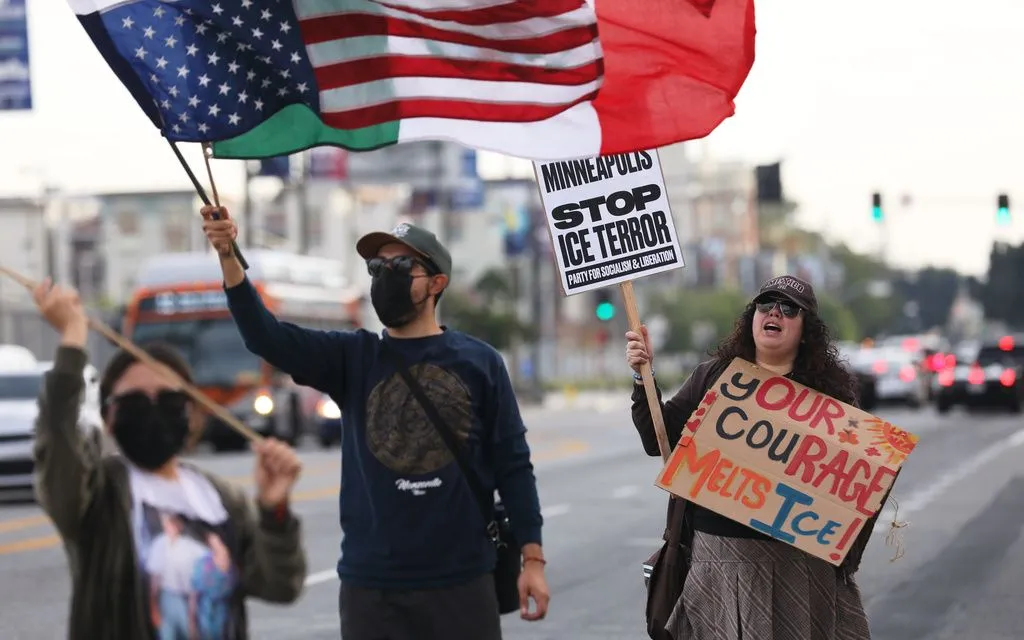 Biểu tình phản đối chính sách nhập cư của Tổng thống Trump, ngày 20/1/2026, tại Los Angeles, Mỹ (Ảnh: AP)