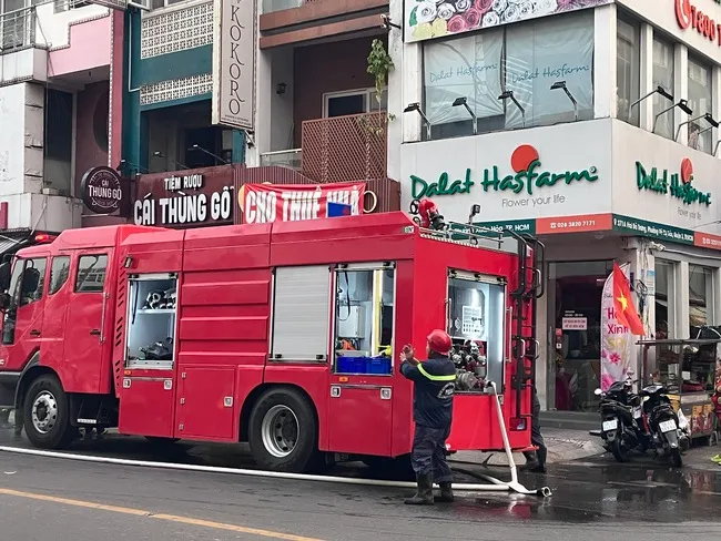 Ch&aacute;y cửa h&agrave;ng rượu tr&ecirc;n đường ở TP Hồ Ch&iacute; Minh giờ cao điểm, giao th&ocirc;ng &ugrave;n tắc - Ảnh 2.