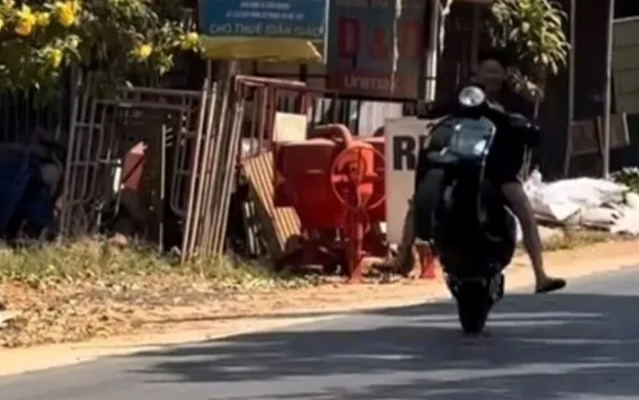 Không đội mũ bảo hiểm, bốc đầu xe giữa đường, nam sinh bị xử phạt.