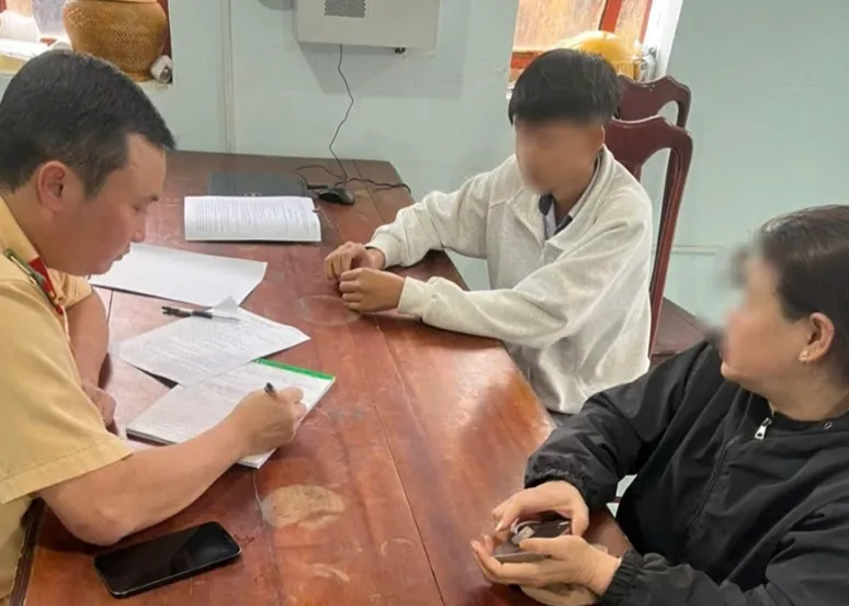 Nam thanh ni&ecirc;n c&oacute; h&agrave;nh vi điều khiển xe kh&ocirc;ng đội mũ bảo hiểm, bốc đầu xe rồi đăng l&ecirc;n mạng x&atilde; hội - Ảnh 1.