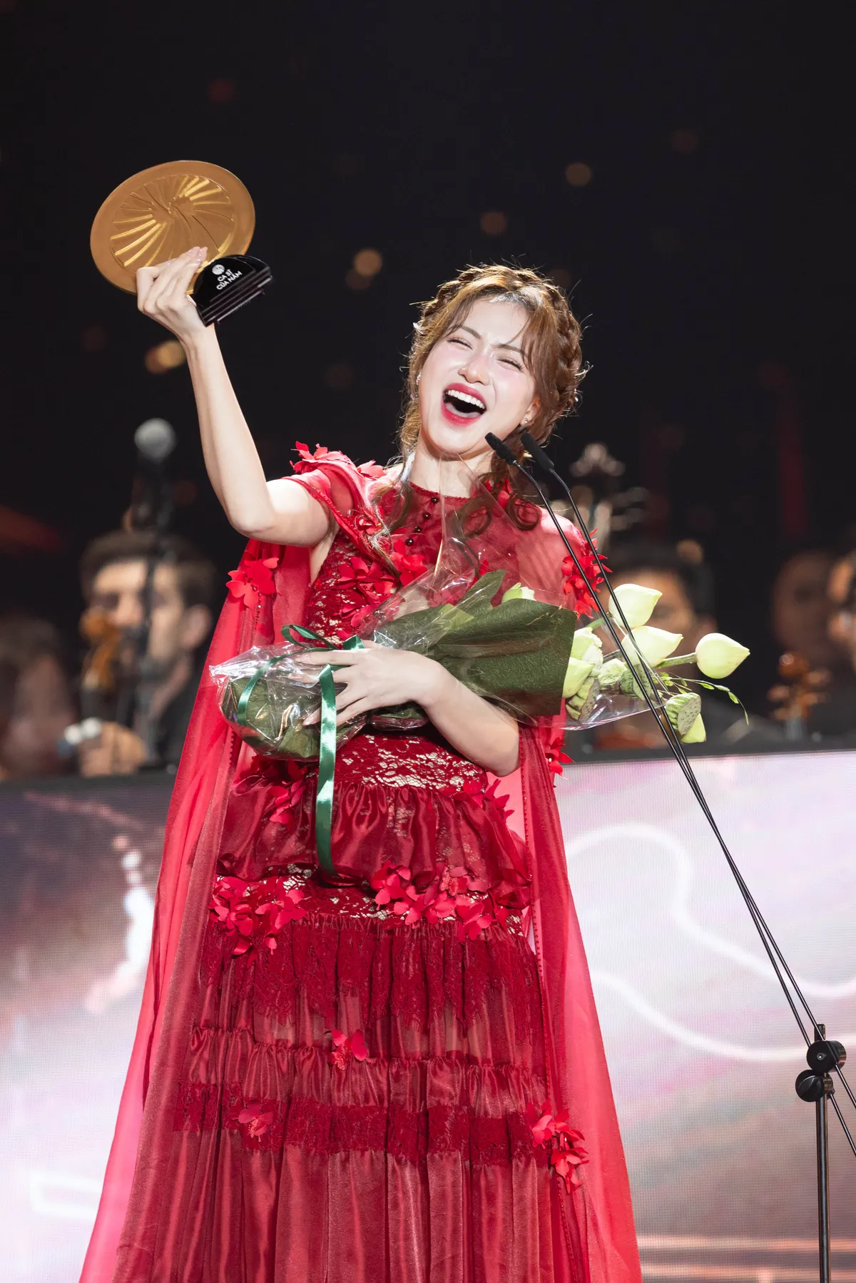 "Mưa đỏ" tiếp tục chuỗi thành tích tại giải Tinh hoa Việt 2025- Ảnh 3. "Mưa đỏ" tiếp tục chuỗi thành tích tại giải Tinh hoa Việt 2025- Ảnh 3.