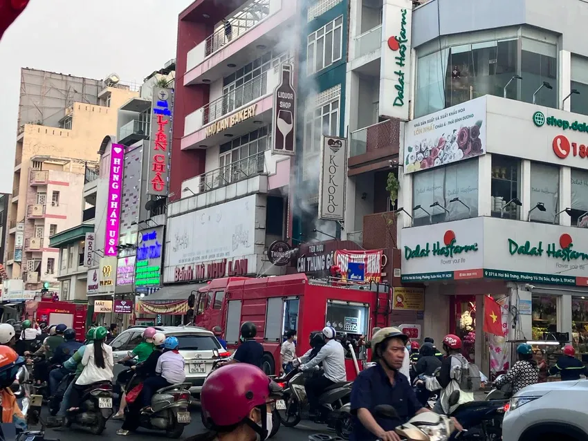 Ch&aacute;y cửa h&agrave;ng rượu tr&ecirc;n đường ở TP Hồ Ch&iacute; Minh giờ cao điểm, giao th&ocirc;ng &ugrave;n tắc - Ảnh 1.