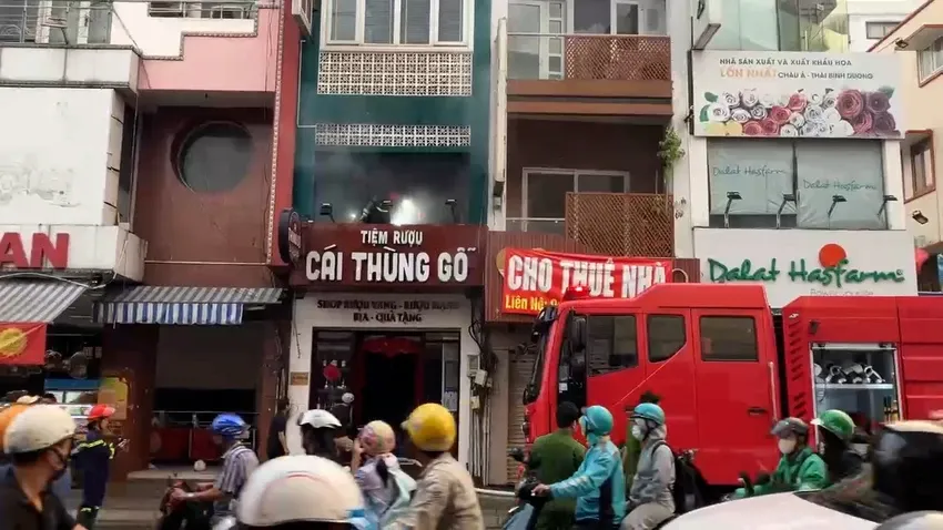 Ch&aacute;y cửa h&agrave;ng rượu tr&ecirc;n đường ở TP Hồ Ch&iacute; Minh giờ cao điểm, giao th&ocirc;ng &ugrave;n tắc - Ảnh 3.