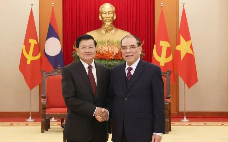 Tổng Bí thư, Chủ tịch nước Lào thăm nguyên Tổng Bí thư Nông Đức Mạnh - Ảnh: VGP