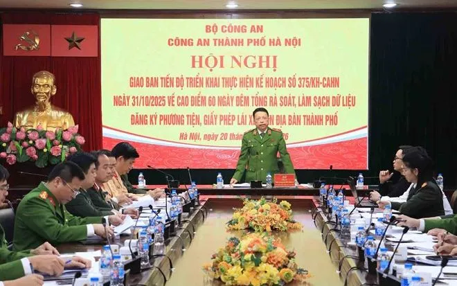 Thiếu tướng Nguyễn Hồng Ky - Phó Giám đốc CATP phát biểu kết luận Hội nghị giao ban tiến độ làm sạch dữ liệu đăng ký xe, giấy phép lái xe. Ảnh: Công an Hà Nội