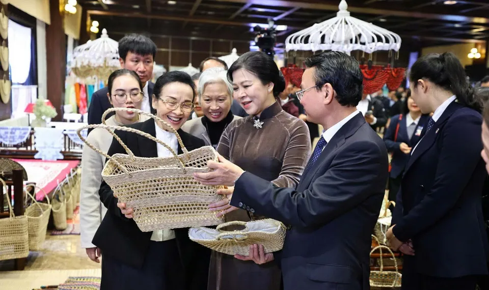 Phu nh&acirc;n Tổng B&iacute; thư T&ocirc; L&acirc;m v&agrave; Phu nh&acirc;n Tổng B&iacute; thư, Chủ tịch nước L&agrave;o thăm Ninh B&igrave;nh - Ảnh 3.