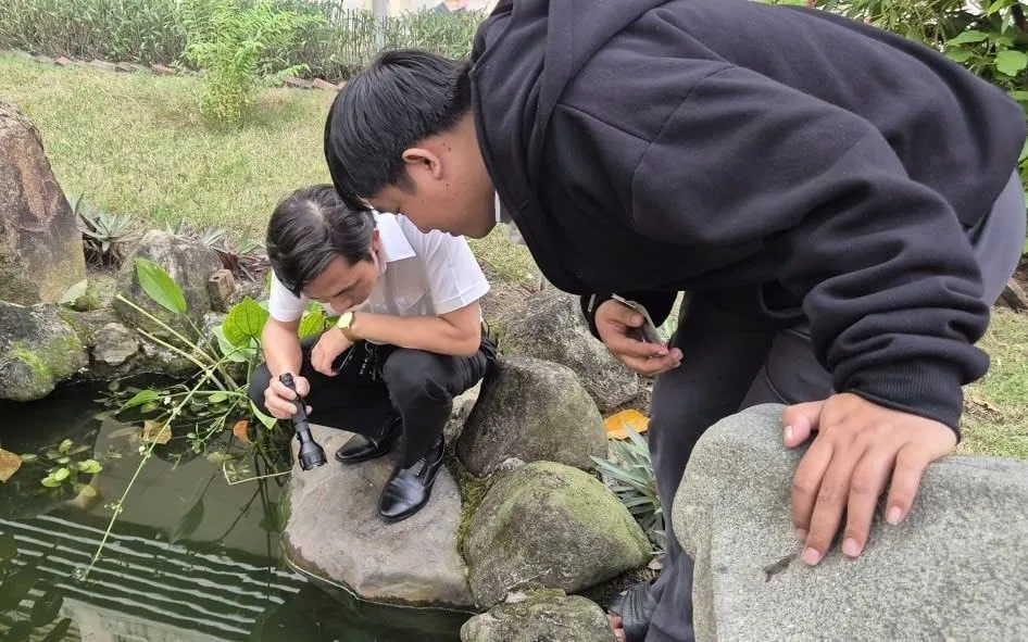 Trạm Y tế phường Tân Sơn Nhất kiểm tra các vật dụng chứa nước tại Trường Cao đẳng Lý Tự Trọng. Ảnh: HCDC