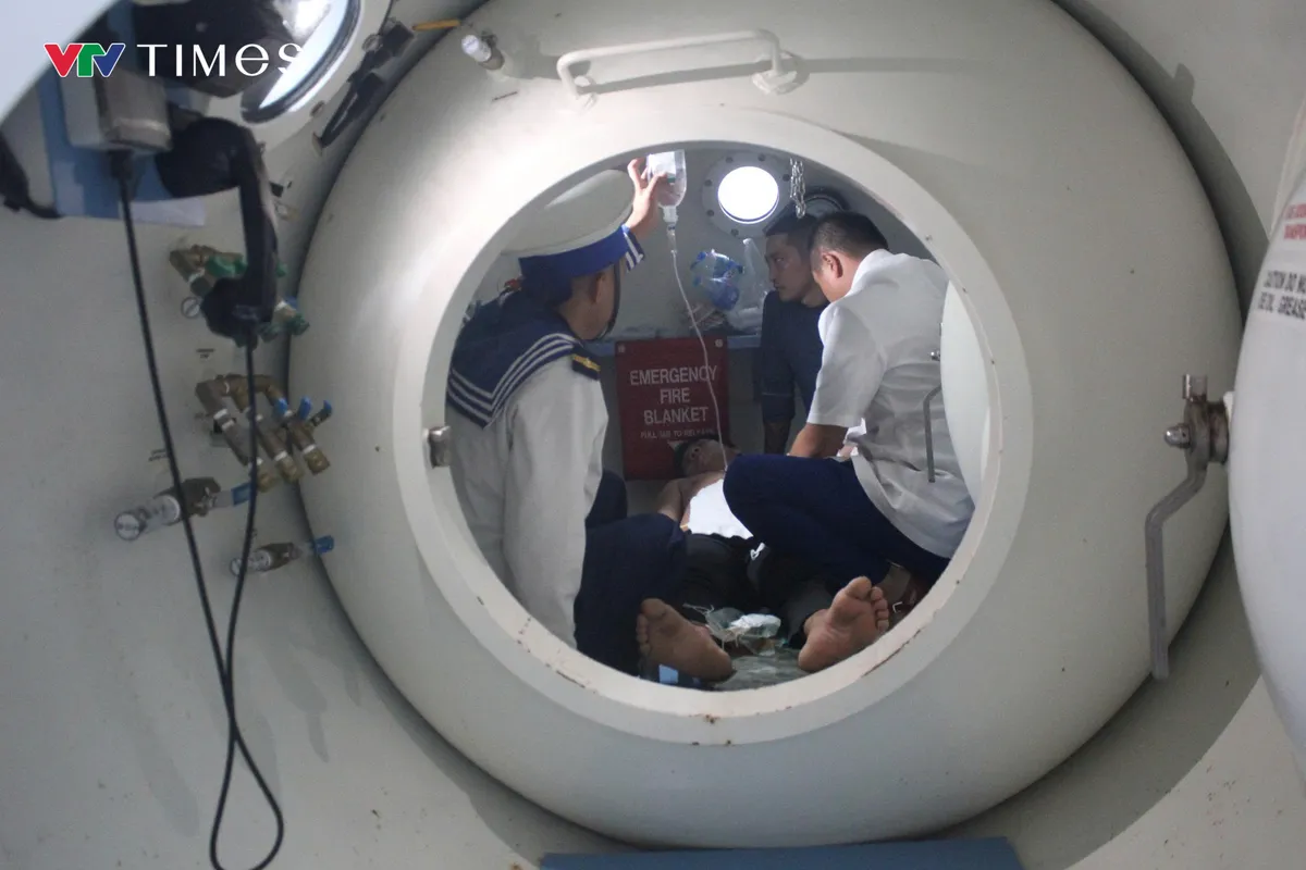 Bệnh x&aacute; đảo Song Tử T&acirc;y cấp cứu kịp thời ngư d&acirc;n bị giảm &aacute;p do lặn s&acirc;u- Ảnh 2.