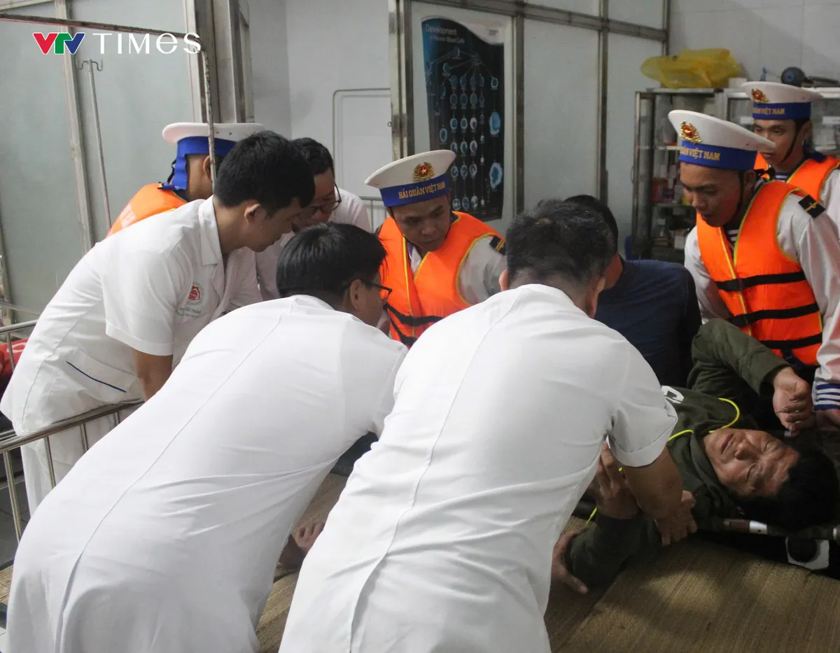 Bệnh x&aacute; đảo Song Tử T&acirc;y cấp cứu kịp thời ngư d&acirc;n bị giảm &aacute;p do lặn s&acirc;u- Ảnh 3.