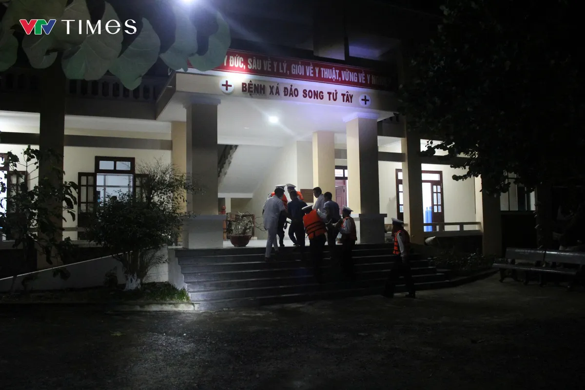 Bệnh x&aacute; đảo Song Tử T&acirc;y cấp cứu kịp thời ngư d&acirc;n bị giảm &aacute;p do lặn s&acirc;u- Ảnh 1.