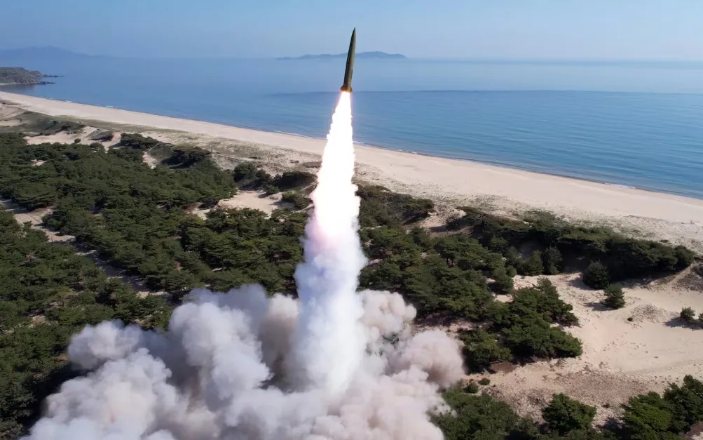 Cảnh phóng tên lửa đạn đạo tầm ngắn của Triều Tiên (Ảnh: News1)