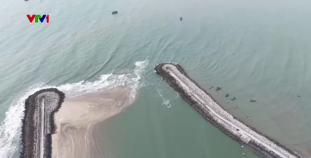 Luồng lạch cửa biển La Gi bị bồi lấp, t&agrave;u thuyền ra v&agrave;o gặp nhiều kh&oacute; khăn- Ảnh 1.