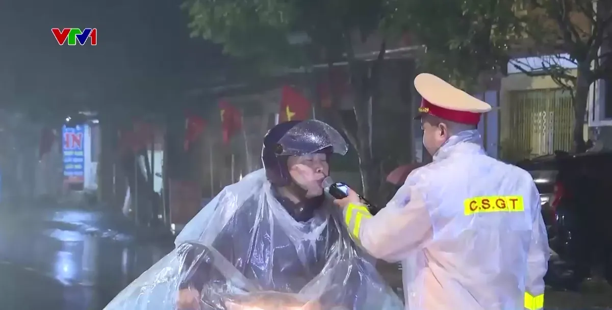 L&agrave;o Cai tăng cường kiểm tra nồng độ cồn v&agrave;o ban đ&ecirc;m- Ảnh 1.