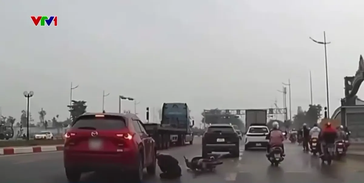 Cẩn trọng khi chuyển làn trong điều kiện mưa trơn trượt- Ảnh 1. Cẩn trọng khi chuyển làn trong điều kiện mưa trơn trượt- Ảnh 1.