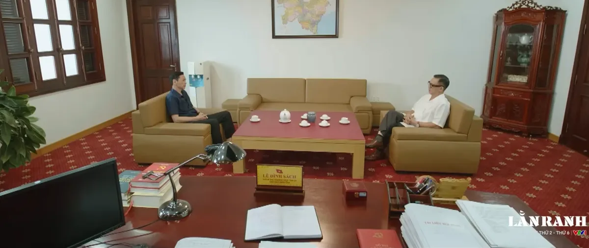 Lằn ranh - Tập 56: Triển thuy&ecirc;n chuyển c&ocirc;ng t&aacute;c, &ocirc;ng S&aacute;ch đ&aacute;nh gi&aacute; sai cấp dưới- Ảnh 1.