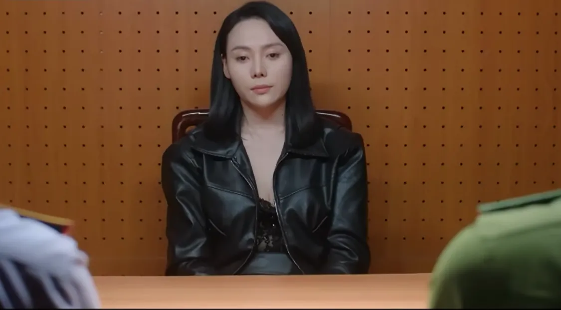 Lằn ranh - Tập 56: Trinh được giải cứu, bị điều tra về mối quan hệ với Ph&oacute; B&iacute; thư S&aacute;ch- Ảnh 1.