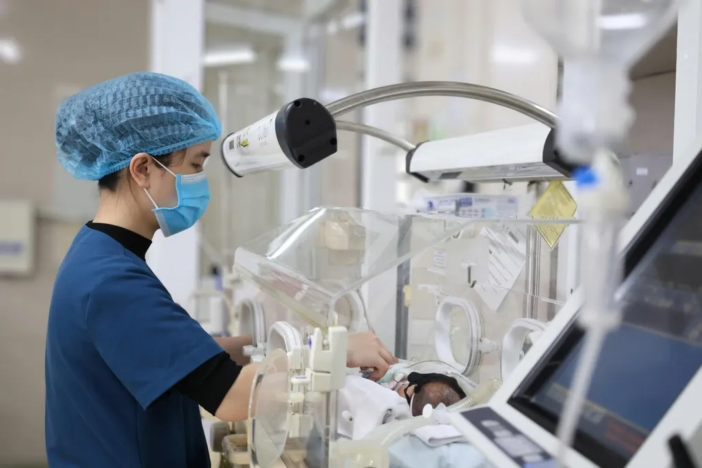 Vợ sinh rơi tại nh&agrave;, chồng tự đỡ đẻ v&agrave; cắt rốn bằng dao lam, b&eacute; sơ sinh nguy kịch- Ảnh 1.