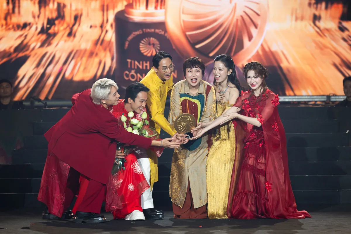 "Mưa đỏ" tiếp tục chuỗi thành tích tại giải Tinh hoa Việt 2025- Ảnh 1. "Mưa đỏ" tiếp tục chuỗi thành tích tại giải Tinh hoa Việt 2025- Ảnh 1.