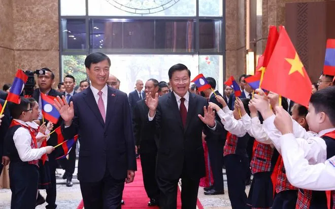 Ủy viên Bộ Chính trị, Bí thư Thành ủy Hà Nội Nguyễn Duy Ngọc đón Tổng Bí thư, Chủ tịch nước Lào Thongloun Sisoulith đến thăm và làm việc. 