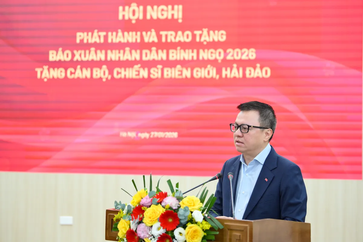 Trao h&agrave;ng chục ngh&igrave;n tờ b&aacute;o Xu&acirc;n B&iacute;nh Ngọ tới c&aacute;c chiến sĩ bi&ecirc;n giới, hải đảo - Ảnh 1.