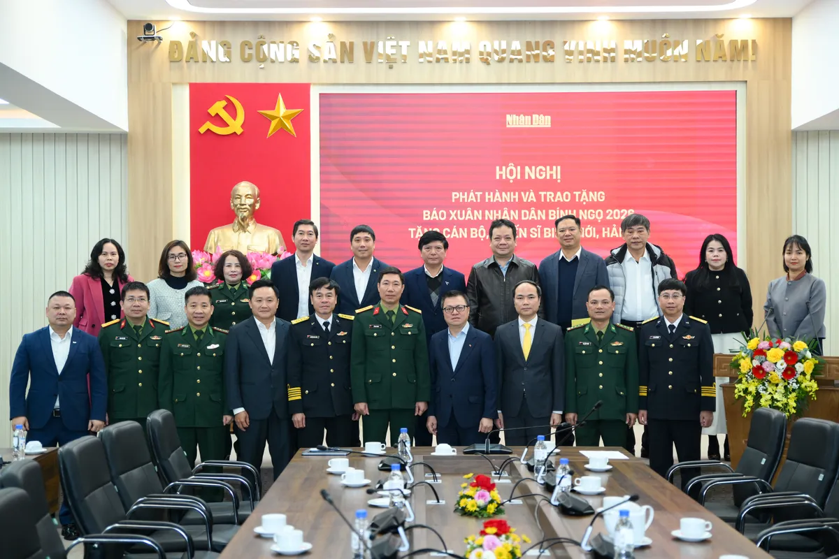 Trao h&agrave;ng chục ngh&igrave;n tờ b&aacute;o Xu&acirc;n B&iacute;nh Ngọ tới c&aacute;c chiến sĩ bi&ecirc;n giới, hải đảo - Ảnh 2.