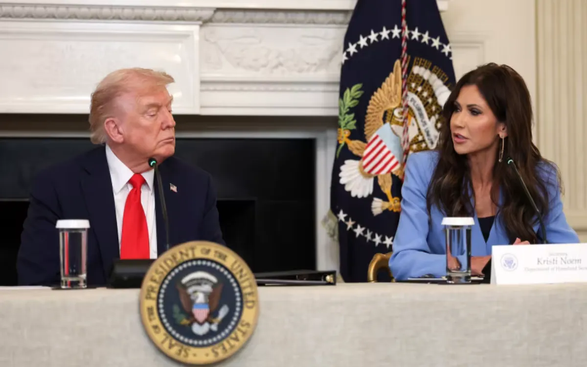 Tổng thống Mỹ Donald Trump và Bộ trưởng An ninh Nội địa Kristi Noem trong một cuộc họp báo tại Nhà Trắng (Ảnh: Getty Images)