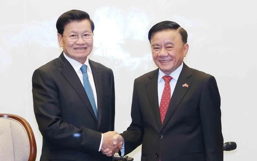 Thường trực Ban Bí thư Trần Cẩm Tú với Tổng Bí thư, Chủ tịch nước Lào Thongloun Sisoulith. (Ảnh: TTXVN)