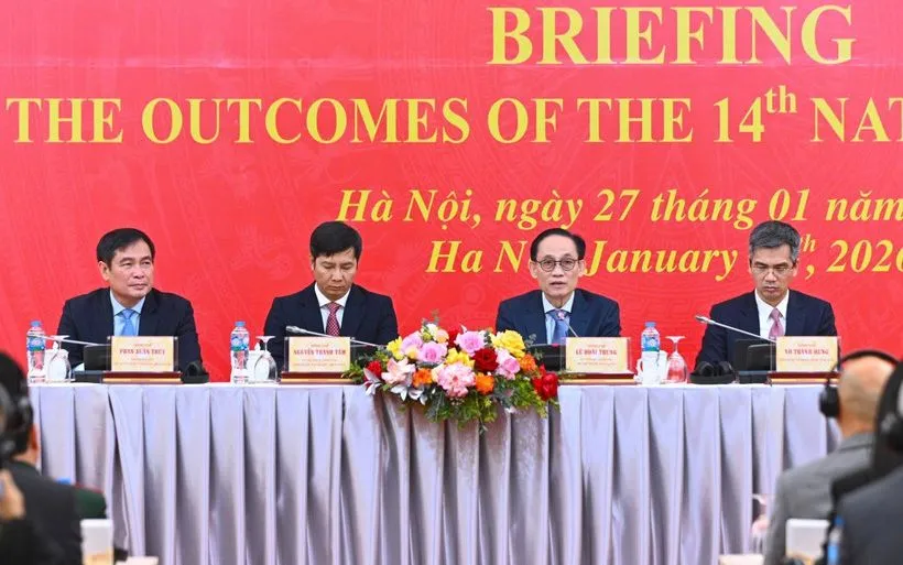 Các đại biểu chủ trì buổi Thông báo về kết quả Đại hội XIV của Đảng.