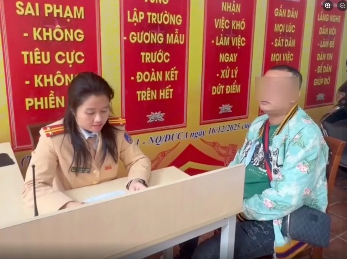 Nam t&agrave;i xế ở H&agrave; Nội bị phạt 23 triệu v&igrave; để b&ugrave;n đất che lấp biển số- Ảnh 1.