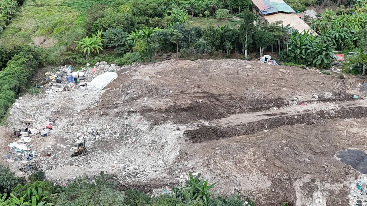 Khởi tố vụ đổ trạc thải trái phép hơn 7.800 tấn ở Bát Tràng, Hà Nội - Ảnh 4.