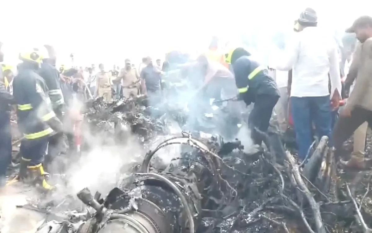 Hiện trường vụ rơi máy bay tại Ấn Độ, ngày 28/1/2026 (Ảnh: Reuters)