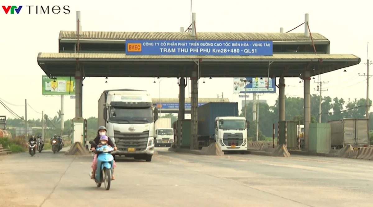 Khó tháo dỡ 3 trạm thu phí trên Quốc lộ 51 - Ảnh 1.