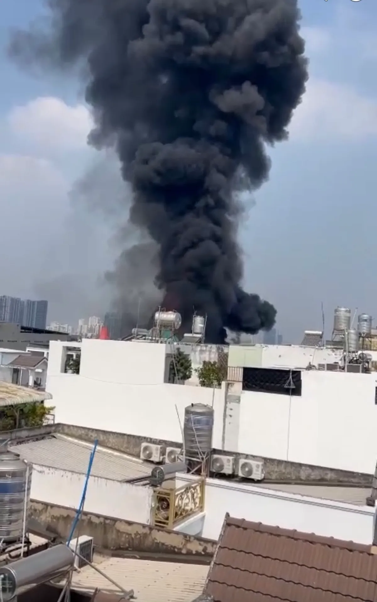 TP Hồ Chí Minh: Cháy lớn dữ dội bùng phát từ xe bồn - Ảnh 1.