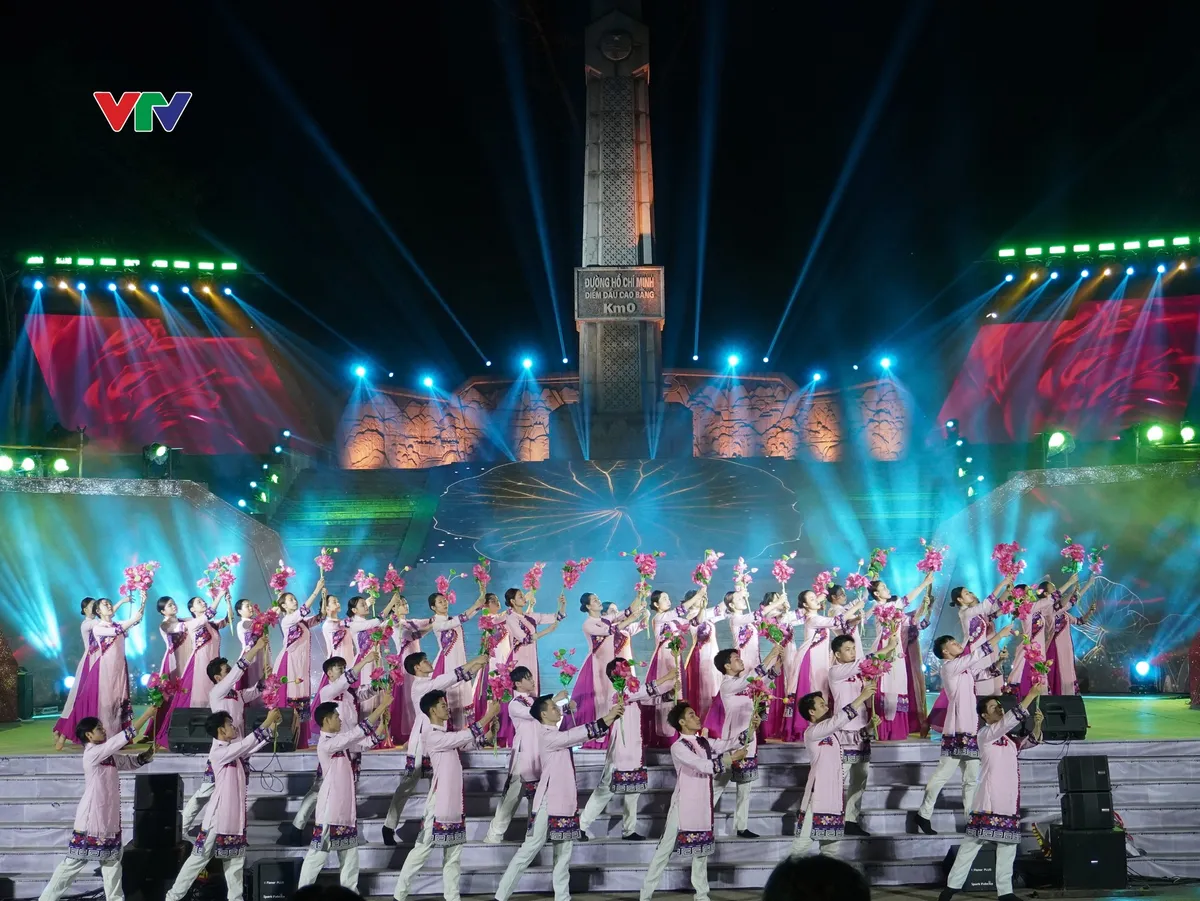 THTT Cầu truyền h&igrave;nh Kỷ niệm 85 năm Ng&agrave;y Chủ tịch Hồ Ch&iacute; Minh về nước - Hai tay x&acirc;y dựng một sơn h&agrave; (20h, VTV1)- Ảnh 2.